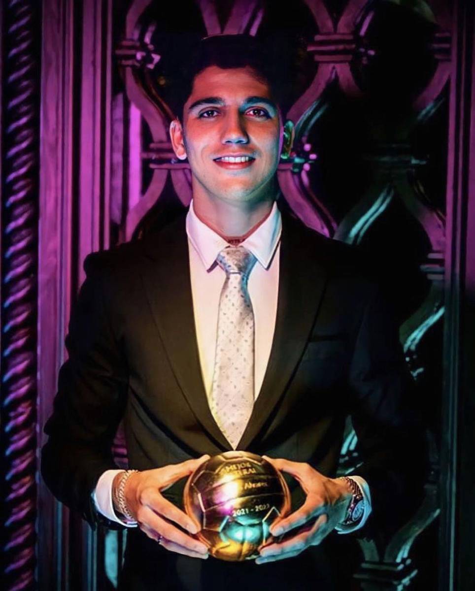 Kevin Álvarez de la Selección Mexicana atrajo atención luego del encuentro contra Argentina, donde en Twitter se hizo tendencia por su físico, es que este mexicano tiene belleza. @kevinalvarez_c.