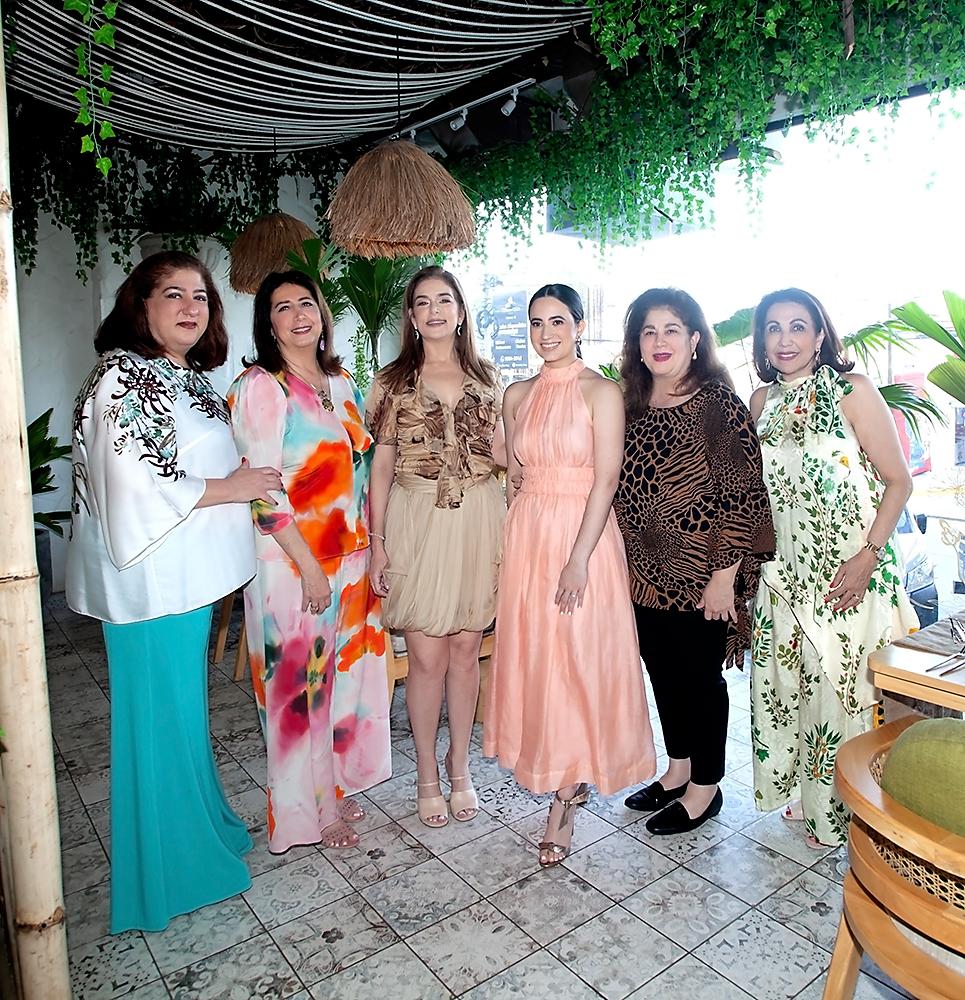 Mate, Elena y Ruth Marie Canahuati con Camille Hawit, Mayto y Carolina Canahuati.