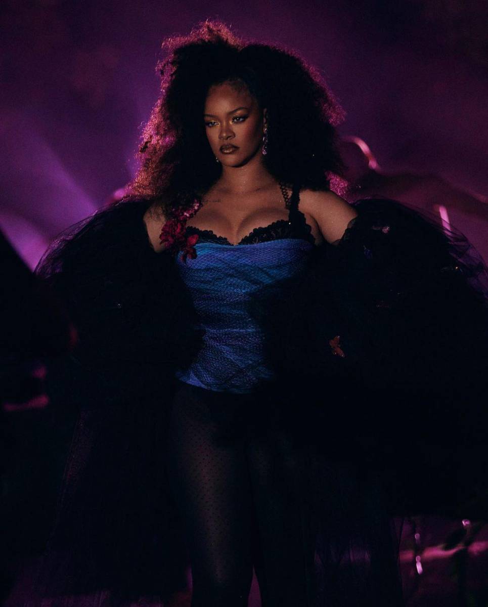 Rihanna no quiso profundizar más sobre su nuevo proyecto y rápidamente cambió el tema de la conversación. 