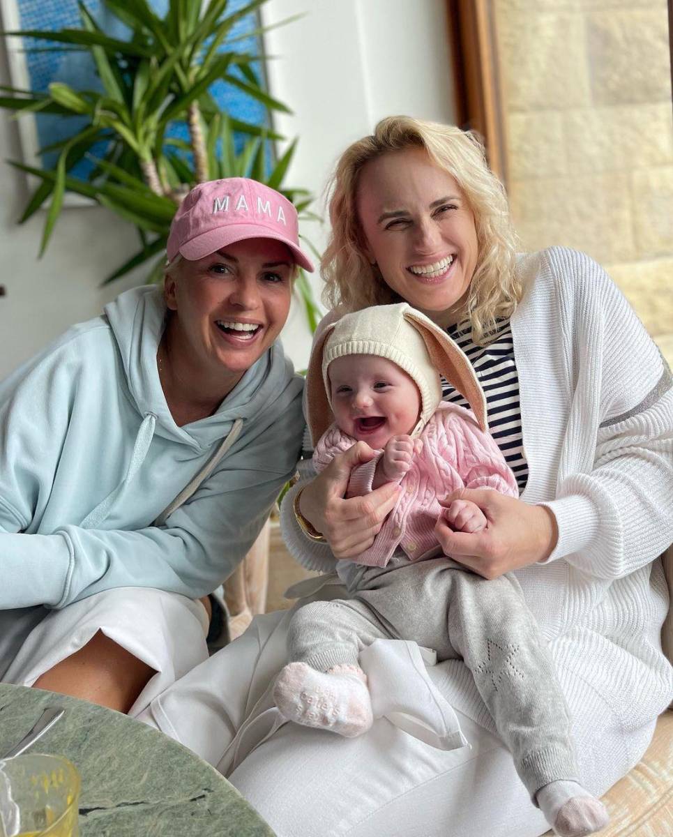 Rebel Wilson y su esposa celebran su primer día de las madres juntos a su hija.