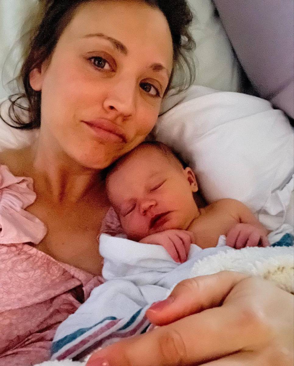 Kaley Cuoco, ¡Ya es mamá! La protagonista de ‘The Big Bang Theory’ le dio la bienvenida a su pequeña hija, Matilda Pelphrey, el pasado 30 de marzo, sin embargo, Cuoco compartió la noticia hasta el 2 de abril en su cuenta de IG.