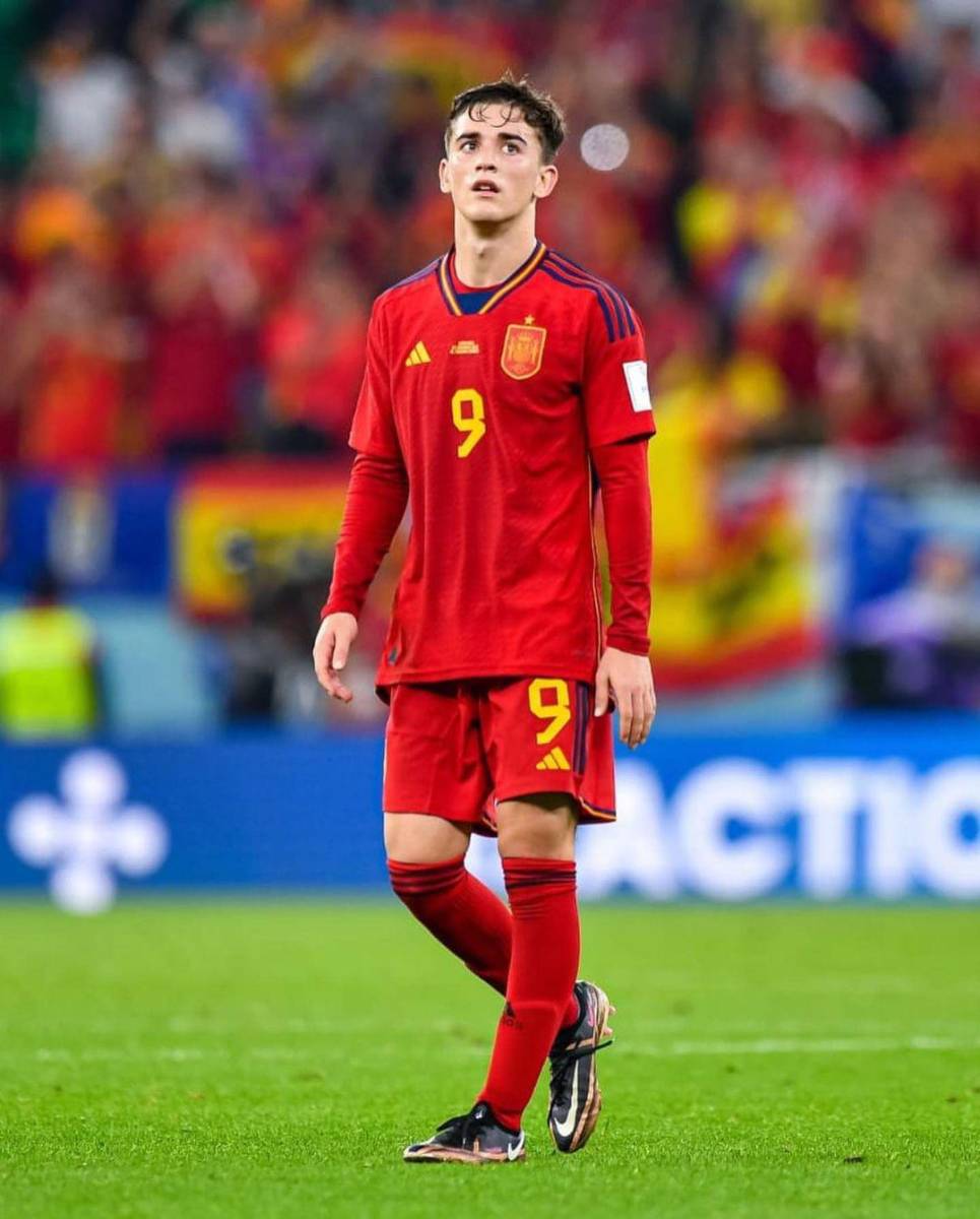 Pablo Martín Páez Gavira, mejor conocido como GAVI. Este talentoso centrocampista de la Selección Española ha logrado hacer un buen debut con tan solo 18 años, pero aparte de dejar una huella en este mundial, su popularidad aumentó gracias al increíble físico que tiene. Te dejo su Instagram por si quieres ver más de sus fotos, @pablogavi.