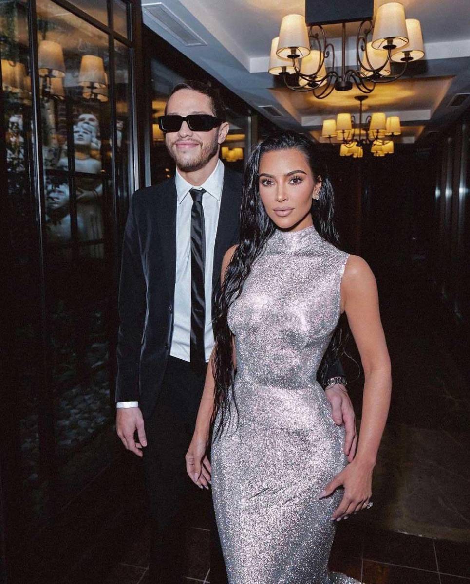 Kim Kardashian también se sumó a esta lista cuando compartió que había roto con su entonces novio Pete Davidson. Lo que se pensaba que era una nueva oportunidad de amor para la socialité, se esfumó en agosto de este año. 