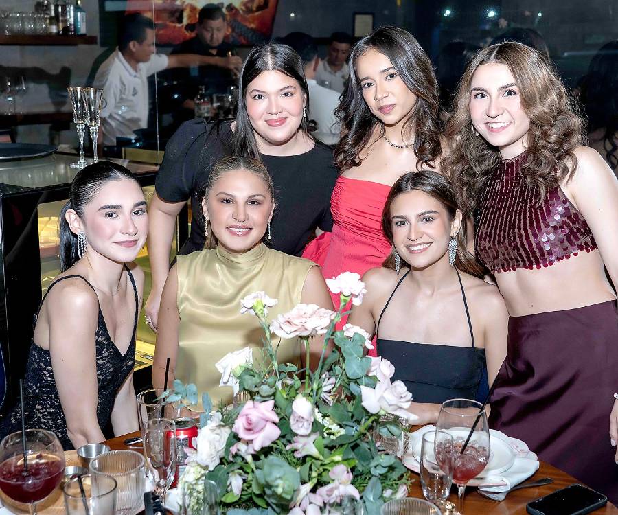 En una tarde llena de elegancia y emoción se celebró la despedida de soltera de Natalia Naveda en el restaurante Pats en Río Piedras, junto a sus familiares y amigas más cercanas. En un ambiente romántico y sofisticado que estuvo a cargo de la planner Raque Flores Gómez.