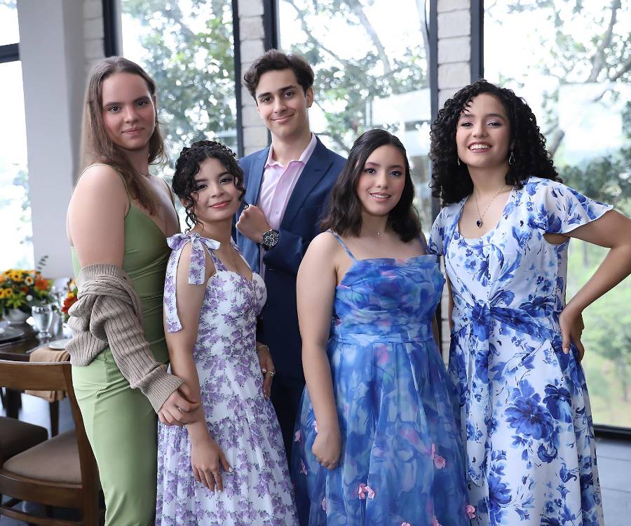 El restaurante La Cumbre fue escenario del Senior Brunch 2026 de Dowal School. Entre estupendas vistas, risas y acentos otoñales, los estudiantes disfrutaron de un encuentro lleno de nostalgia y buena vibra. Fue una ocasión especial para revivir recuerdos, celebrar las amistades que marcaron su paso por high school y crear nuevos momentos antes de comenzar un nuevo capítulo en sus vidas. Alessandra Toniolo, Aimé Torres, Víctor Paz, Isabel García y Ana Chávez