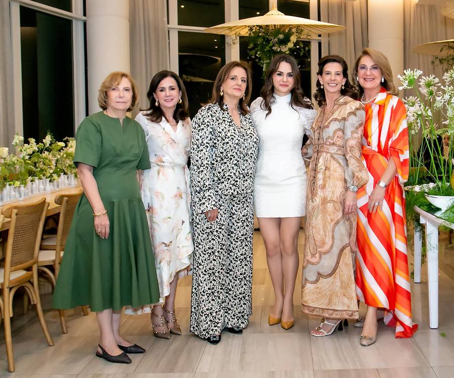 Gabriela Maalouf Chamoun con las oferentes de su bridal shower: Samira, Malake, Raymunda y Samia Maalouf.