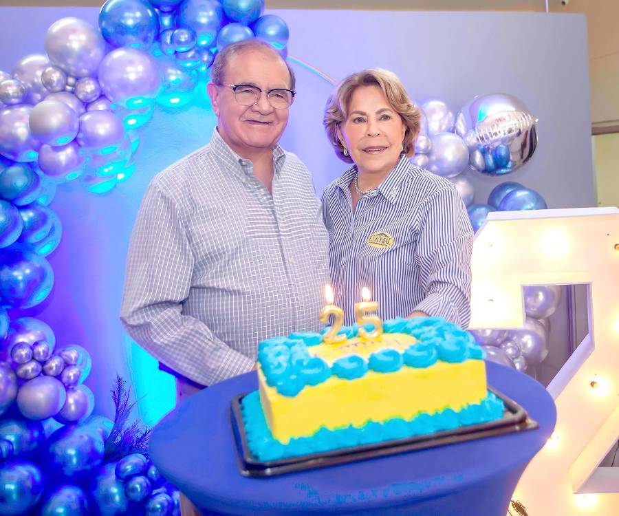 Con 25 años de historia, crecimiento y compromiso con las familias hondureñas, Supermercados Colonial dio inicio a la celebración de este importante aniversario con una Misa de Acción de Gracias, en un espacio dedicado a reconocer la trayectoria de la compañía y agradecer a quienes han sido parte fundamental de su evolución a lo largo de estos años. En la foto: Alberto Díaz Lobo y su esposa Elena Marinakys de Díaz,fundadores de Supermercados Colonial.
