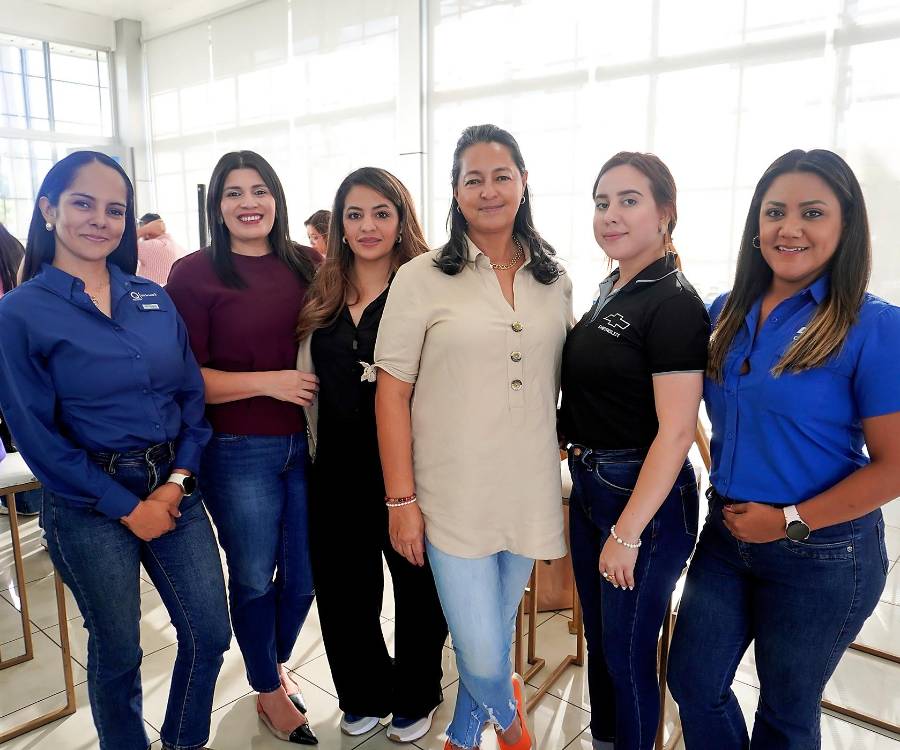 La Navidad llegó anticipadamente para los clientes de Chevrolet, quienes vivieron una tarde llena de creatividad, sabor y espíritu festivo durante el encantador “Chevy’s Christmas Cookie Workshop”. En la foto: Alejandra Sevilla, Melissa Estrada, Karla Sauceda, Patricia Rodríguez, Ámbar Carrasco y Elisa Rendón.