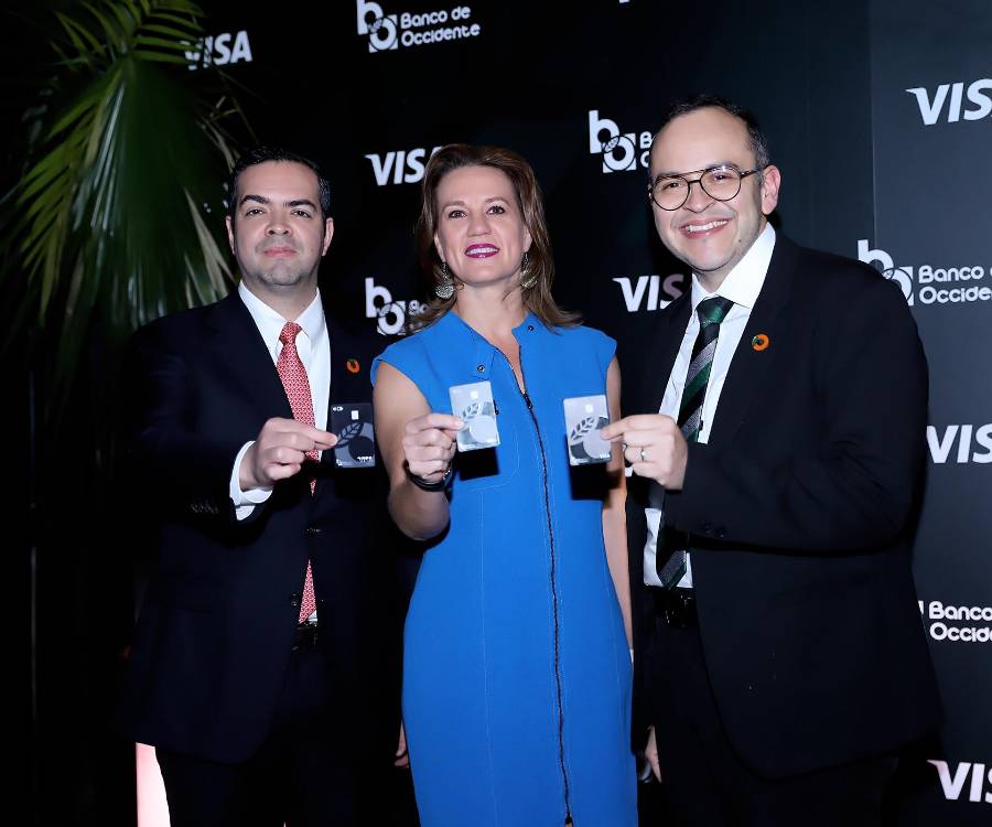En un evento realizado en Tegucigalpa, Banco de Occidente presentó oficialmente su nueva tarjeta Visa Infinite, una propuesta diseñada para clientes que buscan transformar cada compra en una experiencia premium. Con más de 74 años acompañando a las familias hondureñas, la institución financiera reafirma su compromiso de evolucionar junto a las necesidades actuales, ofreciendo soluciones ágiles, personalizadas y pensadas para quienes valoran los momentos únicos. En la foto: Guillermo Funes, Ana Cecilia Quezada y Leonel Rivas.