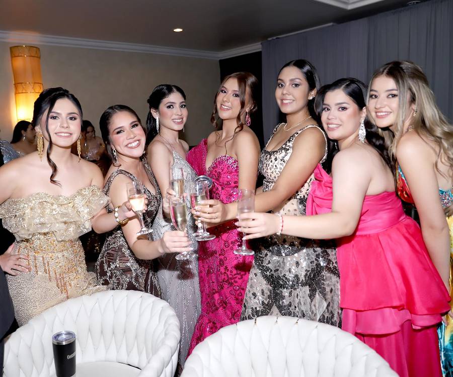 La llegada de los invitados marcó el inicio de una noche inolvidable en la fiesta de los Seniors 2026 de la Academia Los Pinares. Familiares y amigos desfilaron con elegancia, luciendo sus mejores atuendos y uniéndose a una velada llena de estilo, entusiasmo y grandes expectativas para una celebración única.