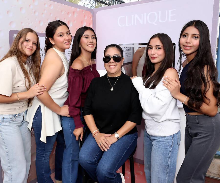 En el marco de su aniversario, Clinique reunió a mamás e hijas en Macris School para vivir una mañana dedicada al bienestar y al cuidado de la piel. Durante la experiencia, las invitadas conocieron de cerca la línea Moisture Surge y participaron en una clase de skincare, descubriendo nuevos productos y consejos para incorporar una rutina de cuidado en su día a día.