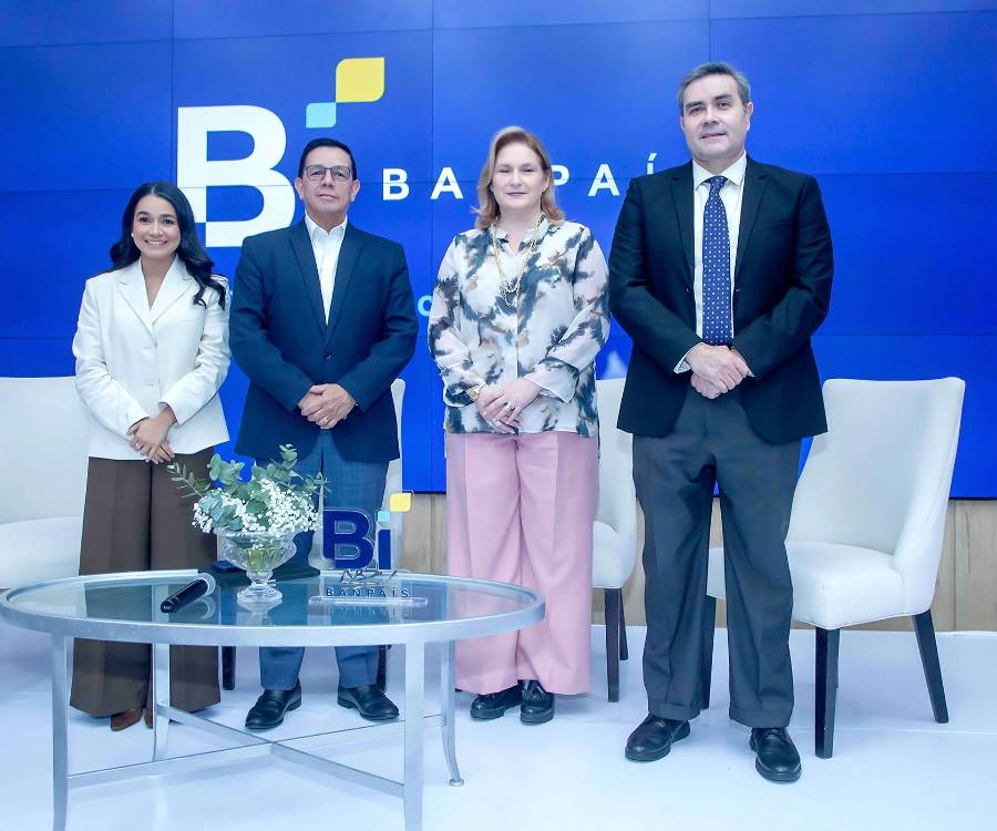 Los ejecutivos Inti Alvarado, Gerente de Sostenibilidad Banpaís; Gerardo Rivera, Gerente General Seguros del País; María del Rosario Selman Housein, Presidenta Ejecutiva Banpais y Francisco Lavadie, Vicepresidente Ejecutivo de Créditos.