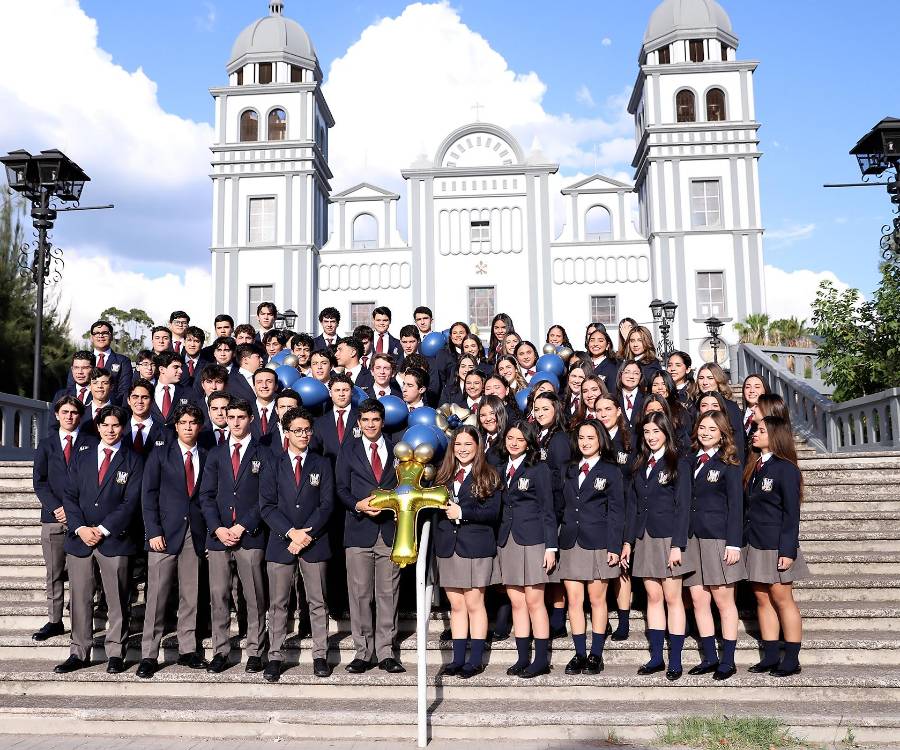 La clase 2026 de la Escuela Americana de Tegucigalpa participó con emoción en una hermosa misa de acción de gracias celebrada en la Basílica de Nuestra Señora de Suyapa, donde el padre Carlo Magno ofreció una liturgia cargada de mensajes y bendiciones por esta etapa que culminan y la nueva que comienzan.