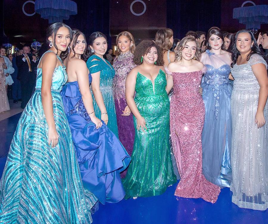 Los seniors 2025 de Seran Bilingual School vivieron una noche mágica en su prom, celebrada en los elegantes salones Napoleón del Copantl Convention Center. Con una decoración moderna y sofisticada diseñada por Jackie Cabrera, y bajo la coordinación de Marcela Cueva, la velada estuvo llena de emoción, ritmo y estilo. Sobre una pista LED, los estudiantes brindaron por el cierre de una etapa inolvidable, mientras el DJ Daybeat encendía la fiesta entre lluvia de confeti, selfies y felicitaciones.