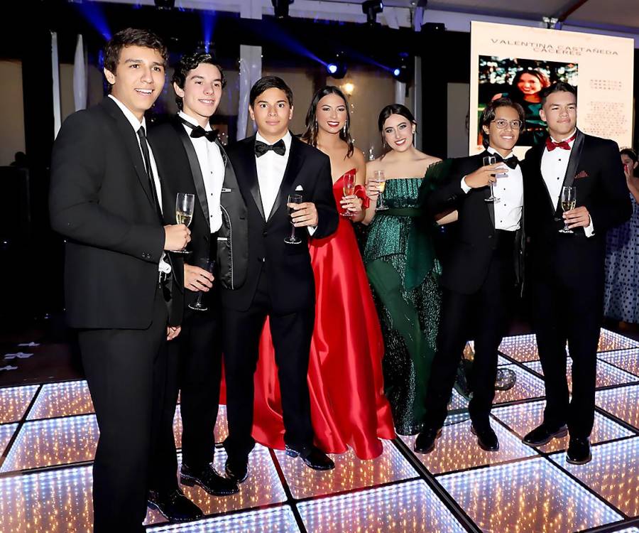 Así se vivió la PROM NIGHT de los Seniors 2023 de la Acton Academy donde los graduados celebraron junto a sus familiares y amigos la culminación de su etapa escolar. El evento se realizó en Hacienda El Trapiche y contó con una decoración de ensueño que hizó un match perfecto con el emotivo desfile de padres e hijos y la emblemática entrada de los seniors.
