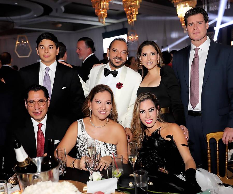 El Centro de Convenciones del Hotel Honduras Maya se vistió de gala para recibir a familiares y amigos que acompañaron a los seniors 2023 de la Escuela Americana de Tegucigalpa en su PROM NIGHT. En esta galería te mostramos todos los invitados que asistieron a la fiesta más exclusiva de esta temporada de proms,