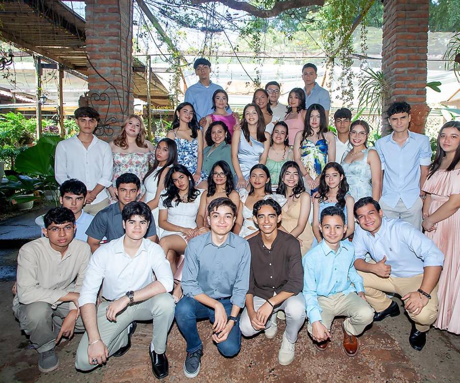 Una mañana alegre y fraternal fue la que vivieron los seniors de la generación 2025 de la Villas del Campo School. La cita matutina se llevó a cabo en Angeli Garden, en un festejo especial organizado por los padres de familia de onceavo grado. La ocasión fue propicia para agradecer a Dios por los logros alcanzados, en vísperas de recibir, dentro de unos meses, su título de Bachiller en Ciencias y Humanidades.