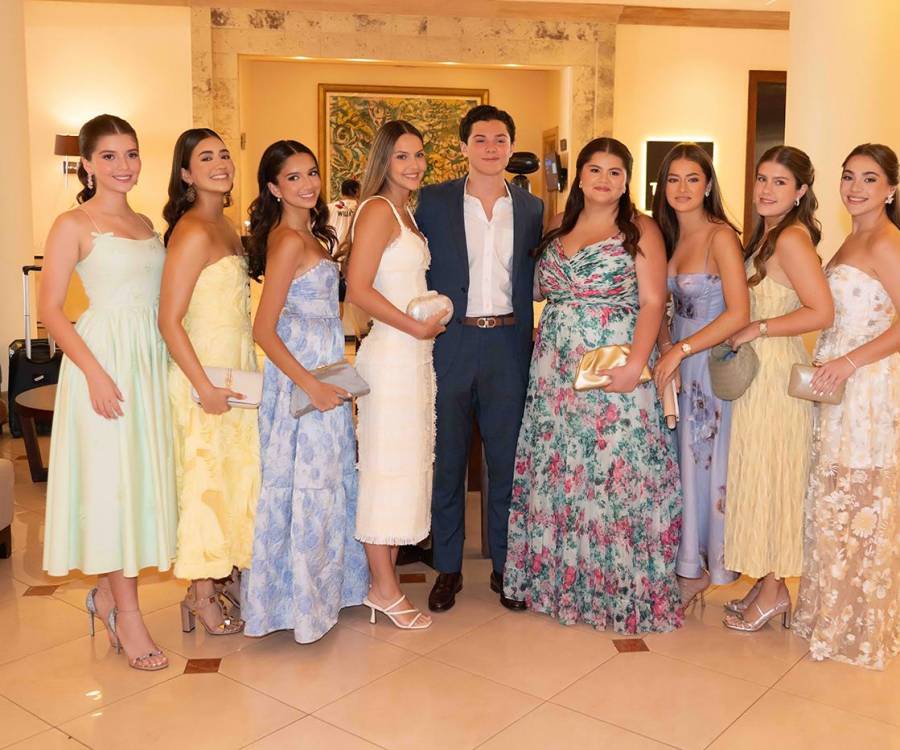 El salón Real del Hotel Real Intercontinental fue el escenario elegido por el gabinete de padres de familia para que la clase 2026 de la Escuela Internacional Sampedrana celebrara su esperado senior breakfast. Las alumnas lucieron elegantes vestidos de cóctel y los varones blazers en tonos suaves, en un ambiente que evocó el encanto de la Costa Amalfitana.
