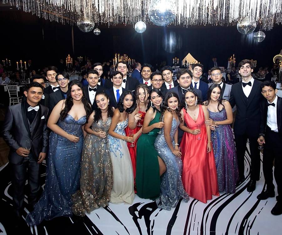 La alegría de los graduados inundó el recinto que fue decorado con elegantes detalles como mesas circulares con delicados candelabros de cristal y velas eternas, una pista Led decorada con una pérgola de follaje verde y chandelier. Los futuros universitarios disfrutaron de una inolvidable gala que vivirá en sus corazones.