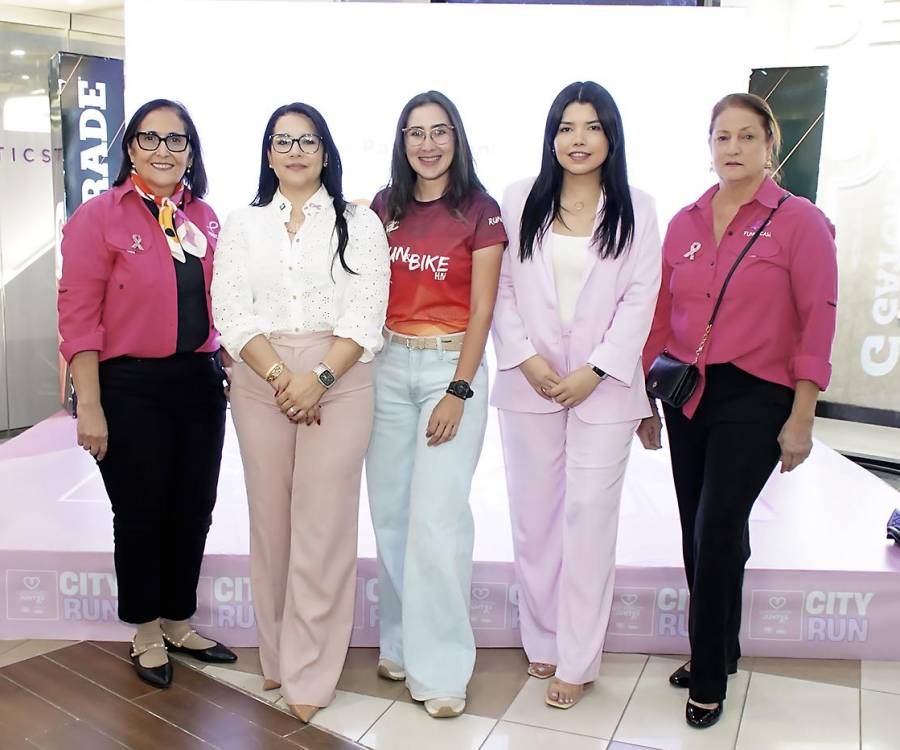 El lobby de City Mall fue el escenario perfecto para el lanzamiento oficial de City Run: una carrera por una causa, con un objetivo solidario que se desarrollará en el mes de octubre, en el marco del mes rosa, en San Pedro Sula y Tegucigalpa. En la foto: Rosemonde Abedrabbo directora de Funhocam, Tatiana Gallardo: gerente de mercadeo de City Mall; Raquel Perdomo: coordinadora del City Run; Karla Miralda: coordinadora de mercadeo y Tina López de Funhocam.