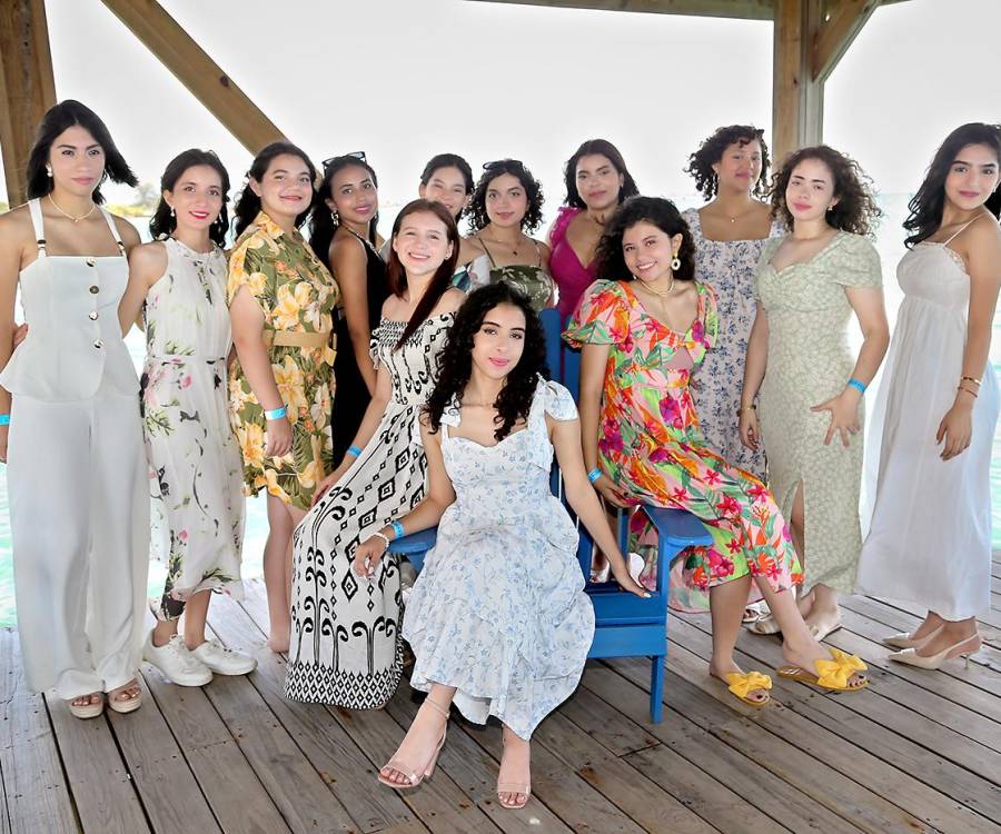 Los 29 alumnos de la generación 2025 de Destiny Christian Academy celebraron una emotiva mañana en la playa Los Pinos de La Ensenada Beach Resort, organizada por sus padres. El encuentro incluyó selfies, brunch, anécdotas y una sesión de fotos para el álbum del recuerdo, como muestra de gratitud a Dios por haber culminado con éxito su etapa escolar antes de recibir su título de bachilleres en Ciencias y Humanidades bilingües.