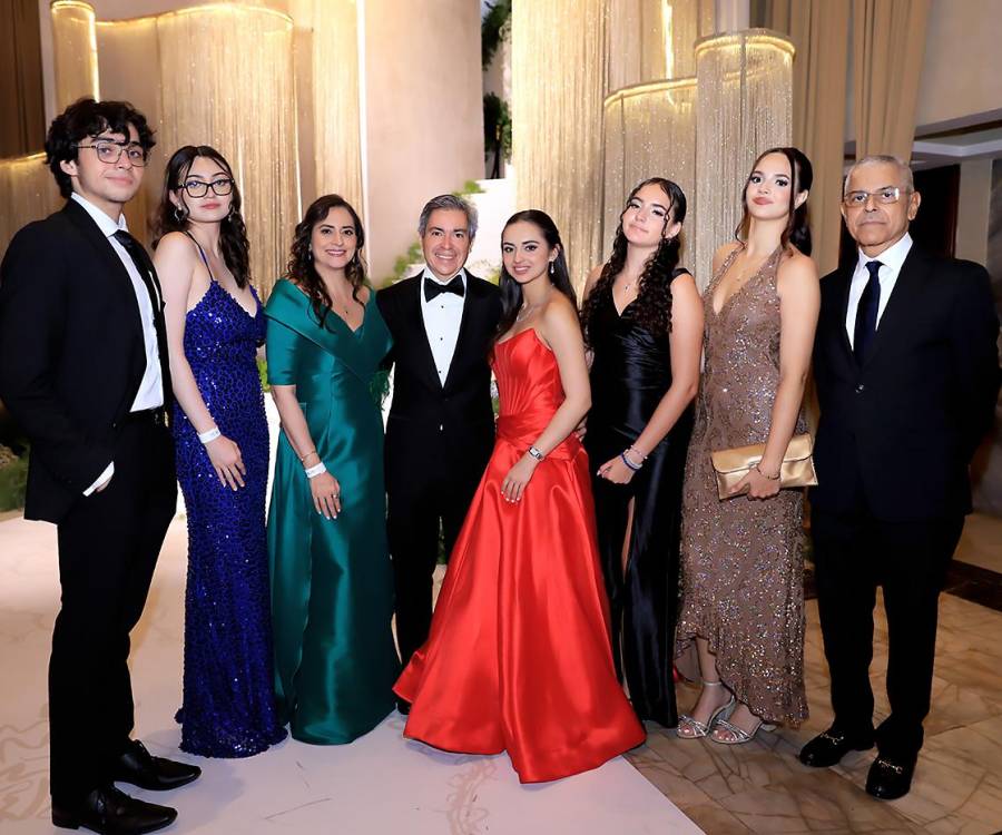 El Prom de los Seniors 2025 de la Escuela Americana de Tegucigalpa se vivió en un ambiente cargado de emociones, elegancia y momentos inolvidables. Familiares, amigos y seres queridos acompañaron a los graduandos en esta noche tan especial, compartiendo abrazos, risas y brindis que quedarán para siempre en el recuerdo.
