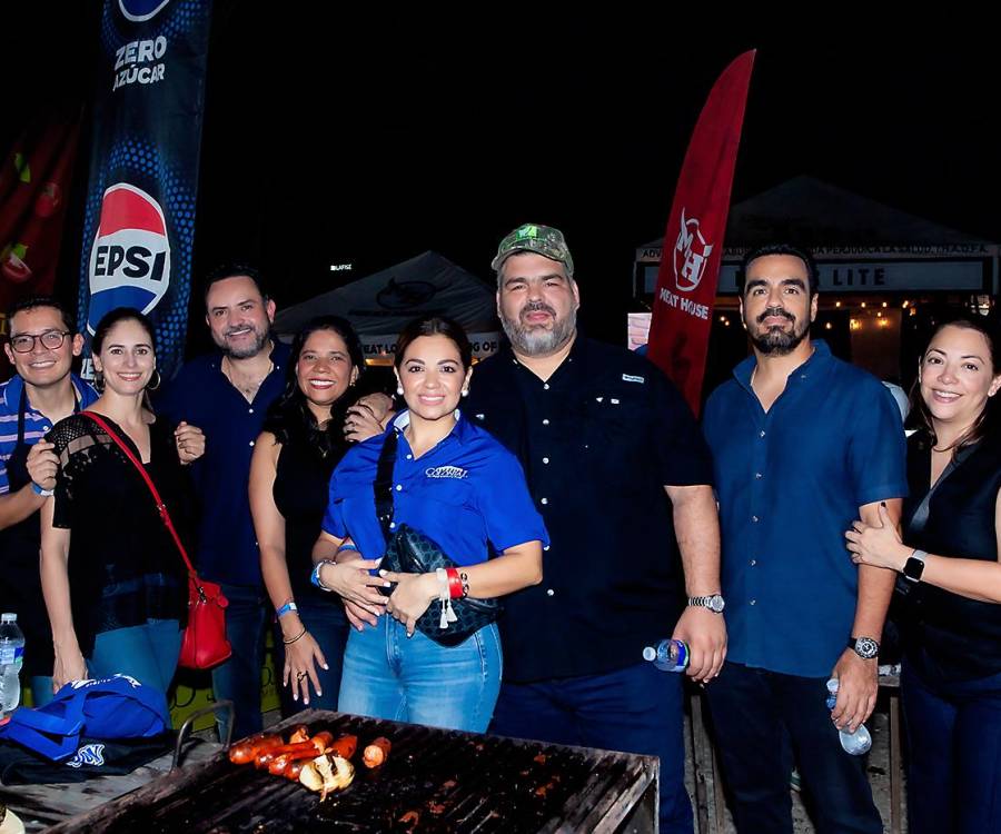 Durante dos noches, los amantes de los asados vivieron una experiencia única en la 8ª Edición del Master Grilling, organizada por Supermercados Colonial. El Estadio Food Park se convirtió en el escenario perfecto para la Master Class de parrilla, impartida por el reconocido chef argentino Pablo Villar, conocido como “El Mago Cocina”, quien compartió sus mejores técnicas y secretos con los asistentes.