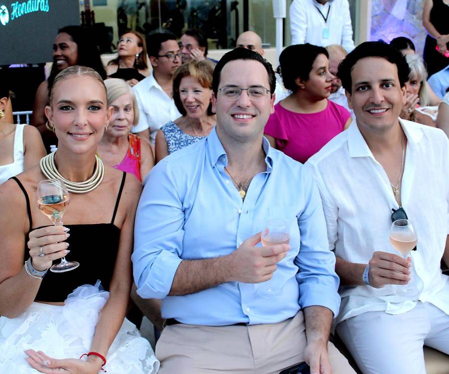 El Roatán Fashion Show, presentado por BAC Credomatic Honduras, reunió a invitados especiales, amantes de la moda y figuras destacadas en una noche donde el estilo se unió con la solidaridad. Con el mar como telón de fondo, los asistentes deslumbraron con looks frescos, elegantes y llenos de personalidad, formando parte de un evento con propósito: apoyar a la Clínica Esperanza de Roatán. Esta celebración de la moda no solo resaltó el talento creativo, sino también el compromiso de una comunidad que cree en el poder de ayudar. Aquí te dejamos las fotos de los invitados. En la foto: Yael Burkinshaw, Erick Brimen y Arturo Zacapa.