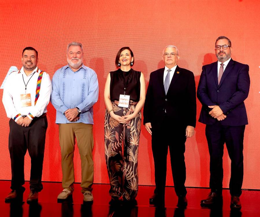 Durante dos días, la ciudad de San Pedro Sula fue sede de la tercera edición de Expo Horeca Honduras, una plataforma estratégica que impulsa el desarrollo del sector de la hotelería, restaurantes y cafeterías, promoviendo conexiones clave para el crecimiento empresarial, la profesionalización del sector y la atracción de nuevas oportunidades de inversión. Este año, el evento contó con el respaldo y liderazgo del Grupo Financiero de Occidente como anfitrión oficial, reafirmando el compromiso del sector financiero con la innovación, el turismo y el fortalecimiento de las pequeñas y medianas empresas. En la foto: Luis Chévez, viceministro de Turismo; Roberto Contreras, alcalde de San Pedro Sula; Ligia Illescas, directora de Expo Horeca Honduras; José Ramón Bueso, subgerente de Banco de Occidente y Gabriel Molina, gerente de empresas Sostenibles de Cohep.