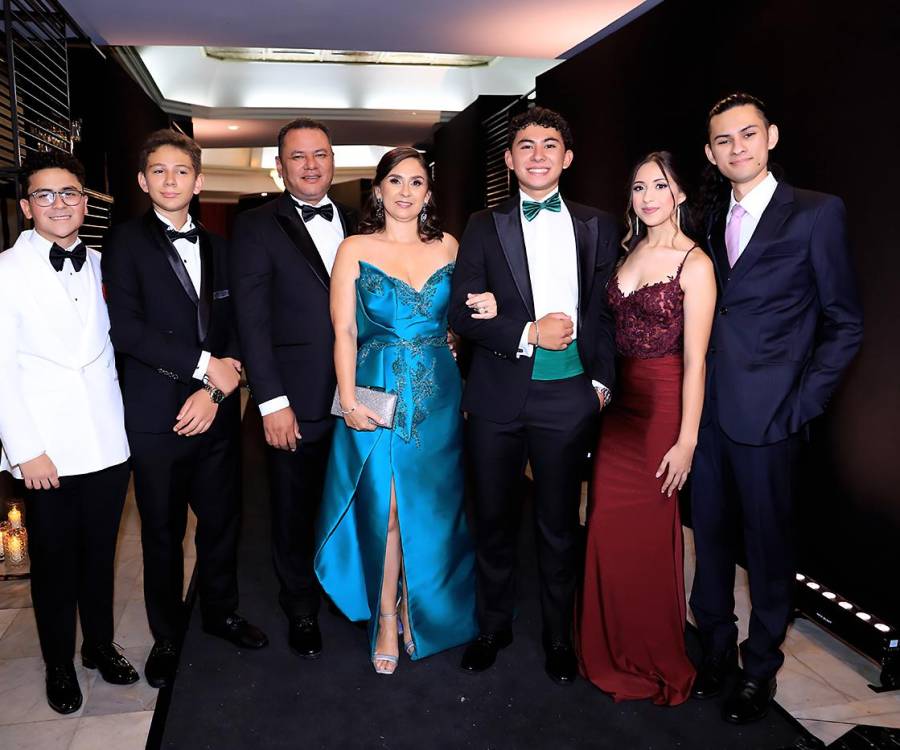 La prom 2025 de DelCampo School no solo fue una noche inolvidable para los seniors, sino también para los invitados que los acompañaron en este capítulo tan especial. Amigos cercanos, familiares y seres queridos se unieron a la celebración con estilo, cariño y mucha alegría, compartiendo emociones, brindis y abrazos en una velada que quedará para el recuerdo.