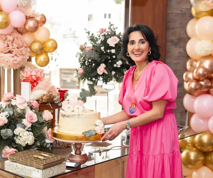 En un ambiente cuidadosamente decorado con globos y hermosos arreglos florales, sobre mesas circulares elegantemente vestidas, se llevó a cabo la celebración de Johana Jaar de Faraj. El evento fue organizado con esmero por su esposo, Alejandro Faraj, y sus hijas, Jinette, Judith y Johana Alejandra Faraj, quienes, aunque residen en Carolina del Sur y no pudieron asistir, se aseguraron de que cada detalle fuera perfecto.