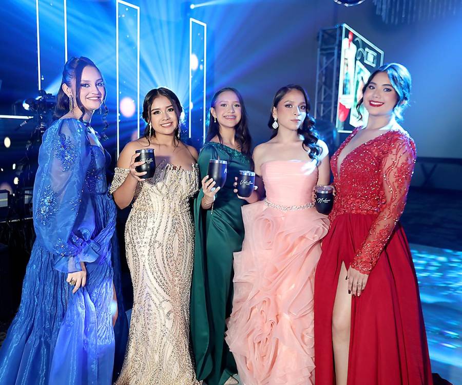 Una noche mágica e inolvidable vivieron los seniors 2025 de Intercontinental School durante su prom. Con elegantes atuendos y muchas sonrisas, los estudiantes desfilaron hacia la pista acompañados de sus padres, listos para celebrar el cierre de una etapa y dar la bienvenida a nuevos comienzos. Entre risas, abrazos y buena música, la emoción fue la gran protagonista de la velada.