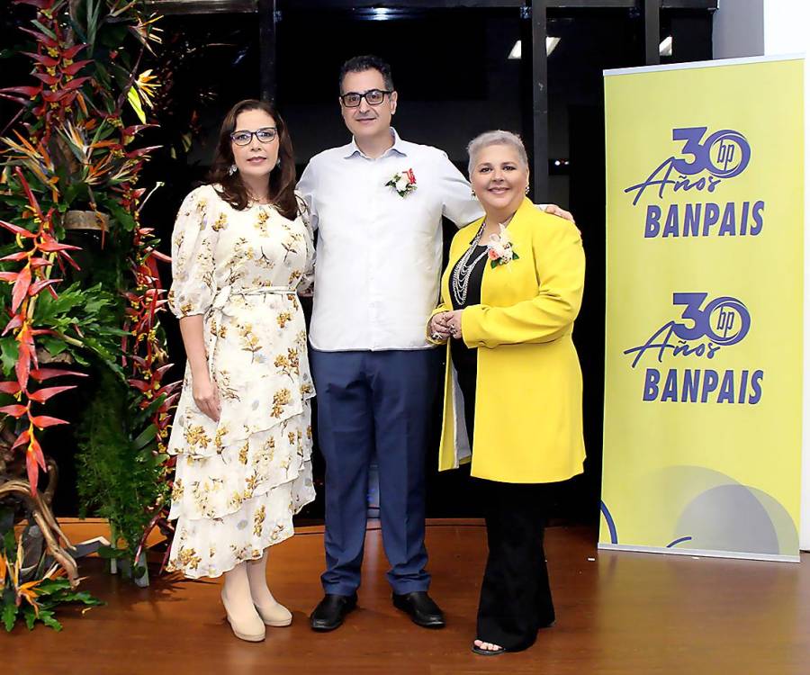 Nidia Manzanares, gerente corporativo de mercadeo y comunicaciones de Banpais con Gustavo Larach curador e historiador y la pintora Pamela Letona, presidenta de AMAH.