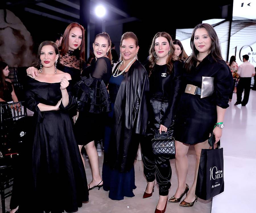 La segunda noche de BAC Estilo Moda 2025 estuvo cargada de emoción y estilo. Las colecciones Spring-Summer 2026 de los diseñadores hondureños iluminaron la pasarela con propuestas llenas de creatividad y visión. La velada también tuvo un momento especial con la presentación de Most Dangerous City, quienes encendieron el escenario y conquistó a los asistentes con su música vibrante. Y como cierre perfecto, la energía continuó en los pop-ups donde modelos, diseñadores, influencers e invitados disfrutaron de experiencias únicas que convirtieron la noche en un verdadero festival de moda y lifestyle.