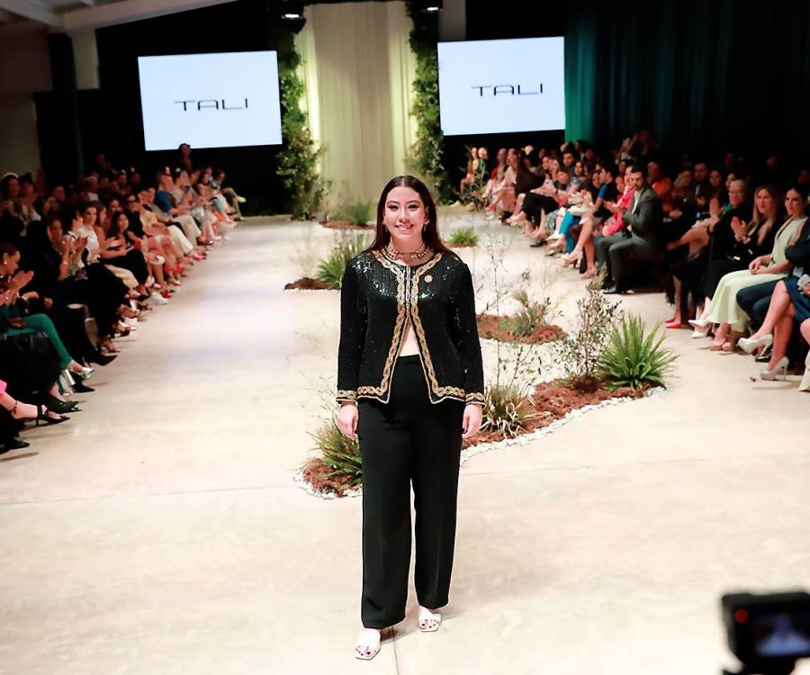 Clásico y atemporal, asi fue la mini colección debut, de Tali Espinoza a la que título Marie-Antoinette, “está inspirada en este ícono de la moda, pero con un giro moderno y con su sello personal. Seis looks: 14 prendas que incorporan el tweed, lino, organza, terciopelo, algodón y corduroy. Me inspiré en elementos como los corsés de la época, panniers y detalles inspirados en su famosa frase “Let them eat cake”.