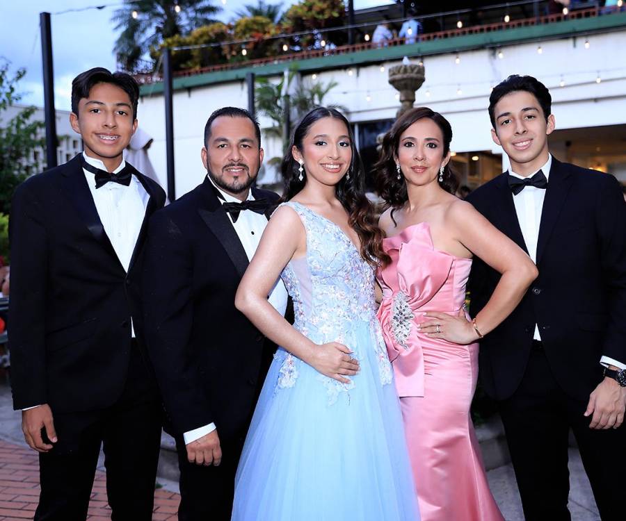 La celebración de los Seniors 2025 de la International School of Tegucigalpa fue aún más especial gracias a la presencia de sus seres queridos. Padres, familiares y amigos se unieron a esta emotiva velada, compartiendo risas, abrazos y memorias inolvidables. Aquí te dejamos las fotos de la prom night.