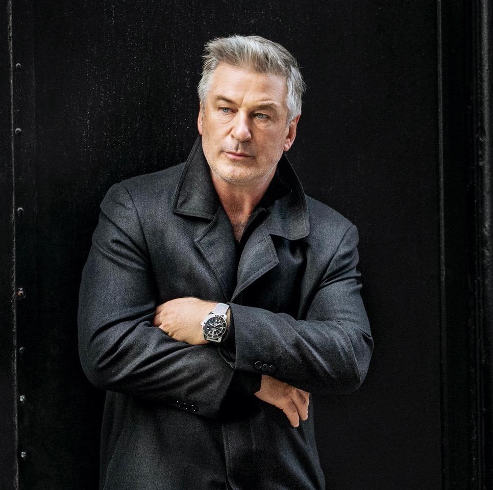 <b>Alec Baldwin</b>A comienzo del 2023 el actor fue acusado de asesinar involuntariamente la directora Halyna Hutchins. La directora falleció en octubre de 2021 luego de que Baldwin disparara accidentalmente un arma de fuego de utilería en el set de grabación.
