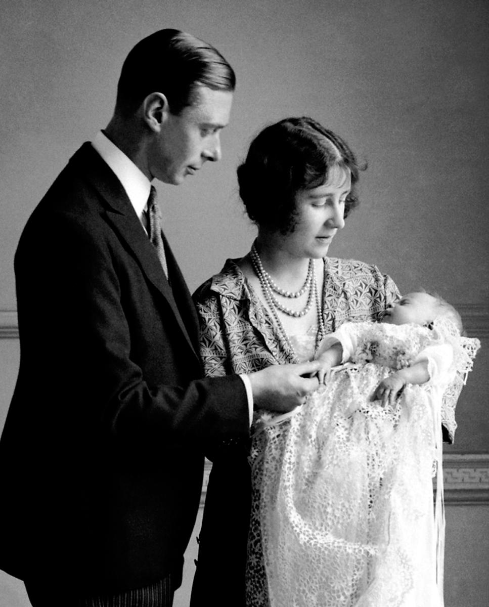 21 de abril de 1926: nace en Londres Isabel Alejandra María, primogénita del duque y la duquesa de York, que más tarde se convertirán en el rey Jorge VI y la reina consorte Isabel. La familia se amplía en 1930 con la llegada de Margarita.