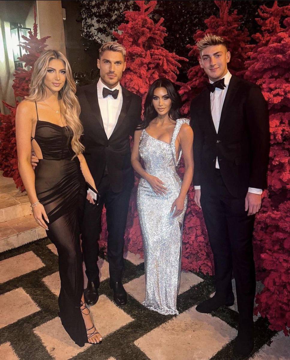 El clan Kardashian-Jenner realizó una gran fiesta por Nochevieja, en la cual todos los invitados lucieron elegantes para la ocasión.