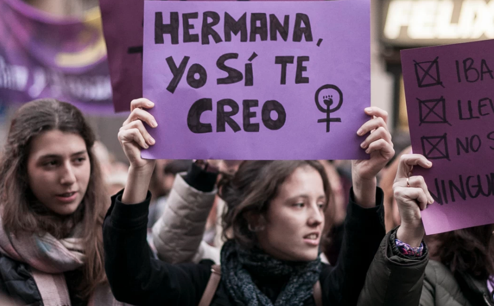 <b>#YoSiTeCreo </b>es un movimiento que tiene su naturaleza en la solidarización con las mujeres que denuncian ante las autoridades casos de acoso o agresión sexual, pero que no son escuchadas. Tiene su origen en España, cuando en 2016 cinco jóvenes abusaron sexualmente de una chica de 18 años en Pamplona; en el juicio, el juzgado rebajó la condena de los agresores de 22 a 9 años de prisión, producto de este fallo se organizaron protestas con el lema “Hermana, yo sí te creo”. 