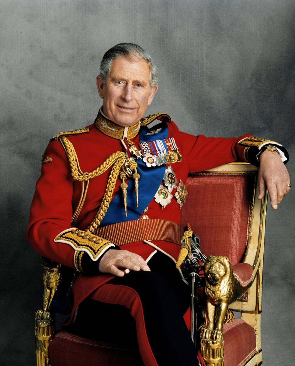 Carlos III se convertirá en rey automáticamente después del fallecimiento de su madre y, la misma noche de la muerte de la reina, se dirigirá al pueblo. Él escogió mantener su nombre.