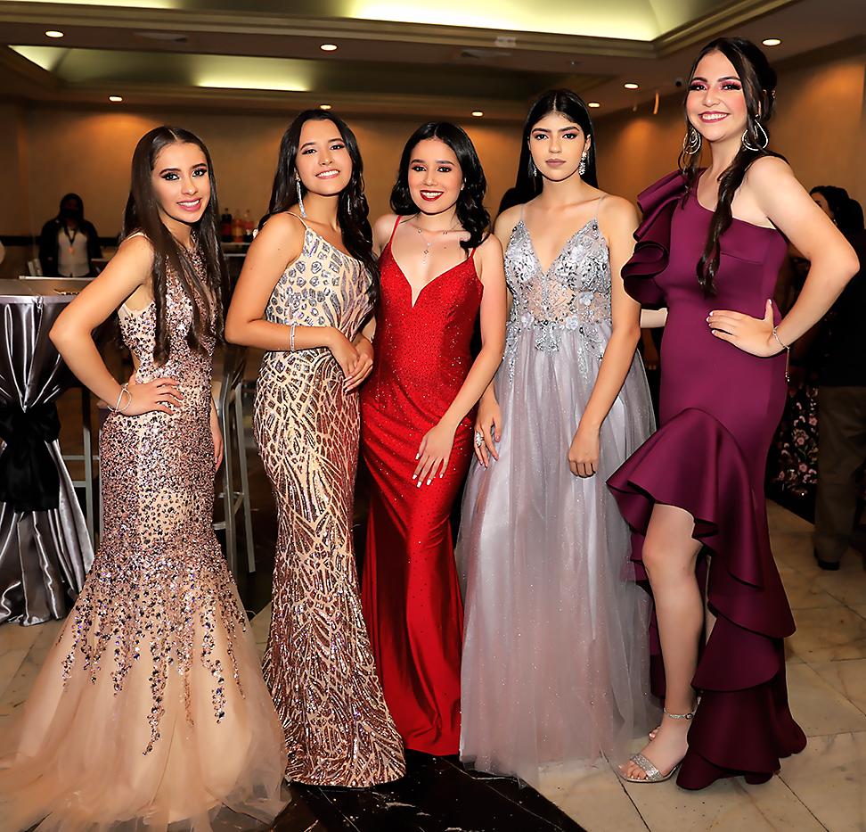 Brianna Santos, Arianna Núñez, María Esther Pineda, Luisa Santos y Angie Guevara