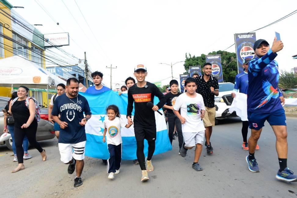 En abril de 2024, realizó el “Reto 250 KM”, que implicó correr 250 kilómetros desde San Pedro Sula hasta Tegucigalpa. El propósito de este reto fue recaudar 2.7 millones de lempiras para reconstruir las siete aulas de clase de la Escuela Experimental de la Universidad Nacional Autónoma de Honduras (UNAH).