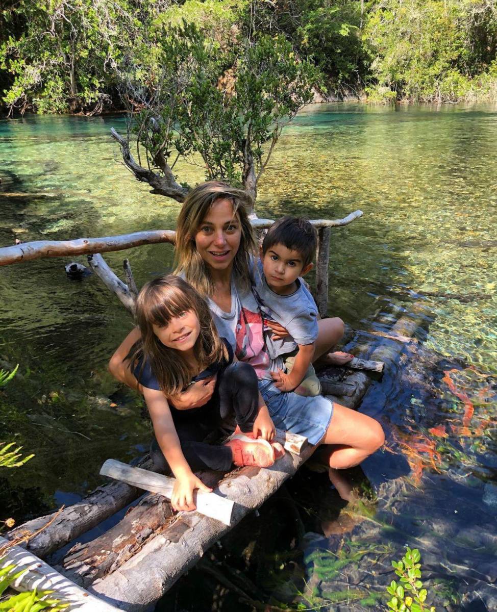 Chilevisión Noticias informó que el periodista Francisco Aravena, padre del niño y expareja de la actriz, acudió rápidamente al lugar, pero lamentablemente no logró llegar a la habitación de su hijo y resultó gravemente herido en el intento. Actualmente la familia fue trasladada a una clínica cercana para recibir atención médica, mientras las autoridades investigan las causas del incendio, lo cual sospechan que se trata de una sobrecarga eléctrica.