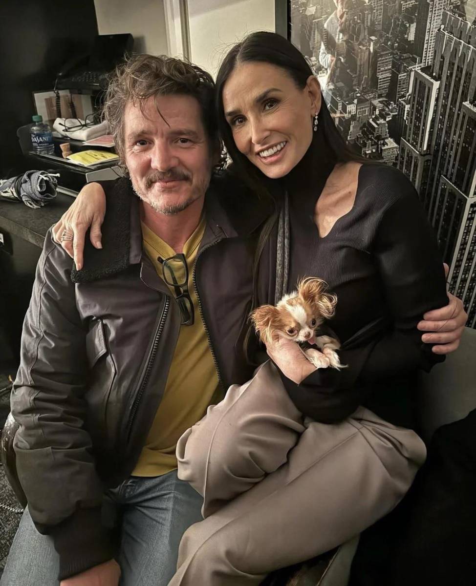 Pedro Pascal y Demi Moore posan con Pilaf en el backstage de Saturday Night Live