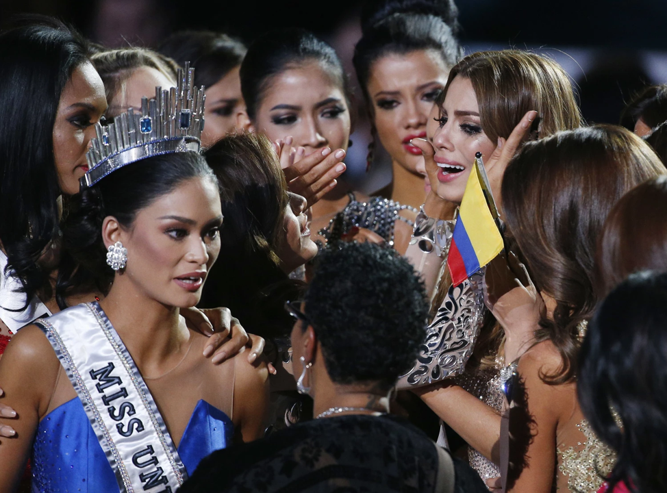 <b>Steve Harvey comete un error histórico al anunciar los resultados del certamen</b>En 2015, el certamen vivió un momento embarazoso cuando su anfitrión, el comediante Steve Harvey, cometió un error al anunciar a la concursante equivocada como Reina de Belleza Universal. Miss Colombia, Ariadna Gutiérrez, fue coronada por error, en lugar de la verdadera ganadora, la representante de Filipinas, Pia Wurtzbach. Harvey se disculpó minutos después y corrigió su equivocación, retirando la corona de la cabeza de la colombiana. Este incidente se convirtió en uno de los momentos más notorios en la historia del certamen de belleza y dejó una impresión indeleble en la memoria de todos.