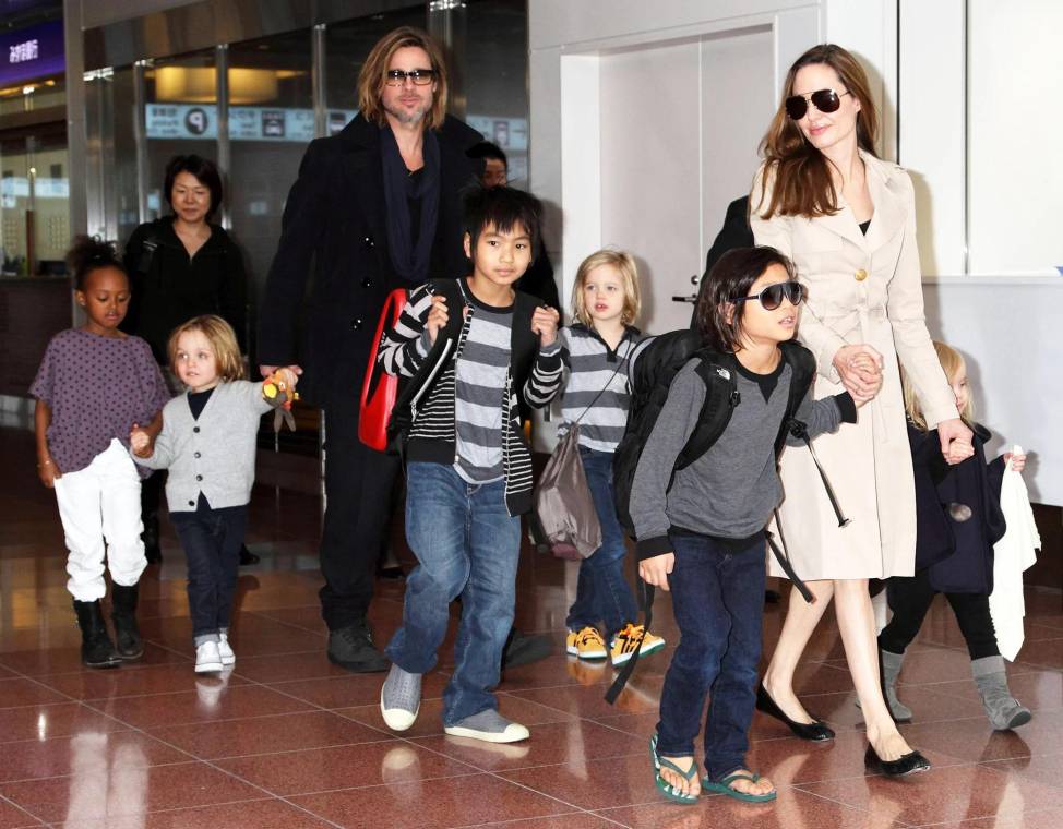 Angelina Jolie asegura que Brad Pitt estranguló a uno de sus hijos