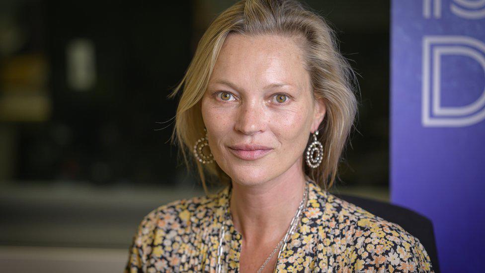 Kate Moss en varias ocasiones, reconoció que no sólo tuvo problemas con el licor, sino que también fue dependiente a cierto tipo de drogas.