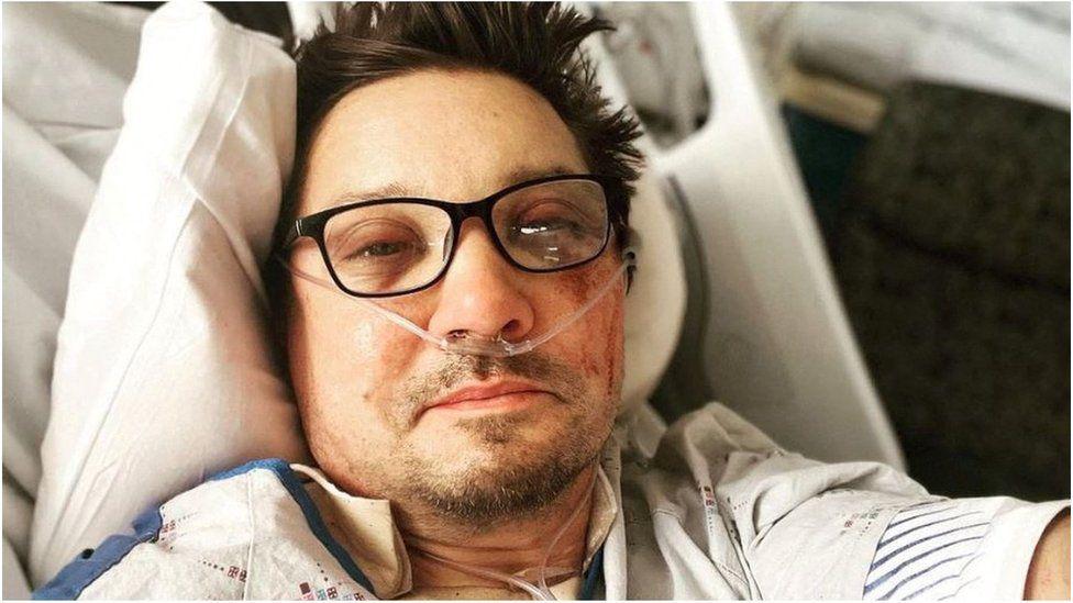El actor de ‘Avengers’ resultó aplastado por una máquina quitanieves cerca de su residencia en Nevada al intentar proteger a su sobrino. Sufrió múltiples fracturas, incluyendo ocho costillas, la órbita de un ojo, una rodilla y un hombro. La salud del actor generó gran preocupación entre los fans, quienes han recurrido a Google en busca de información actualizada.