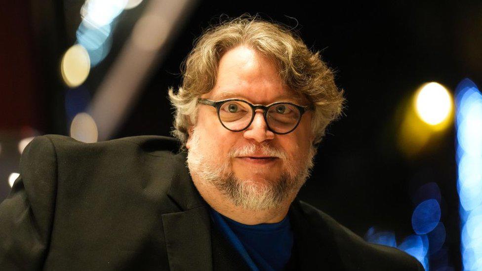 <b>Guillermo del Toro</b>El director mexicano abandonó su residencia en Thousand Oaks. Del Toro, un ávido coleccionista, manifestó preocupación por su colección de libros y figuras de cine, aunque aseguró que su prioridad era la seguridad de su familia.